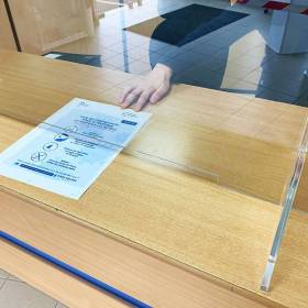 Écran de protection plexiglass transparent  pour accueille client